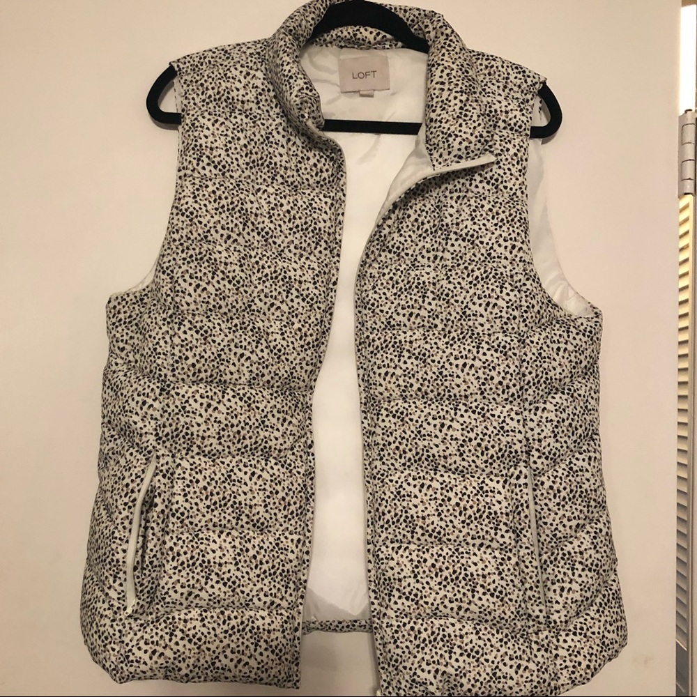 Puffy vest with delicate leopard print. Pockets